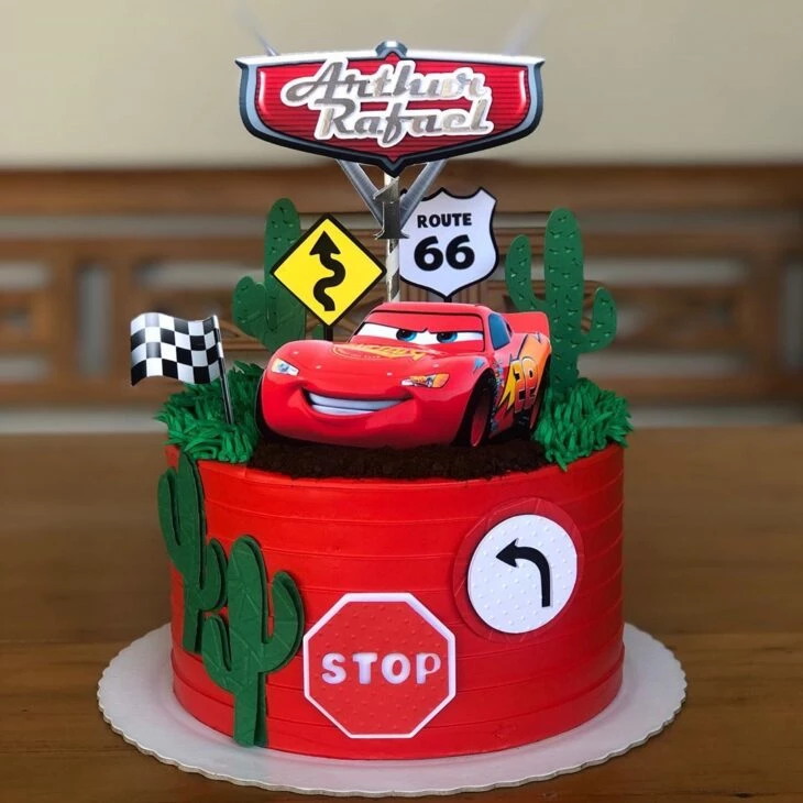 nosso bolo tema carros. aniversário infantil com esse tema lindo. curt