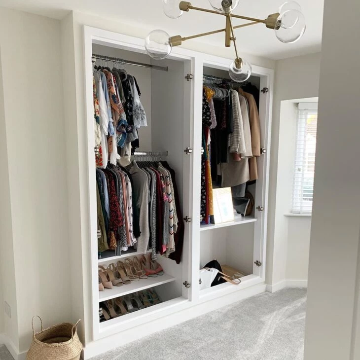 armário embutido branco com roupas cabide