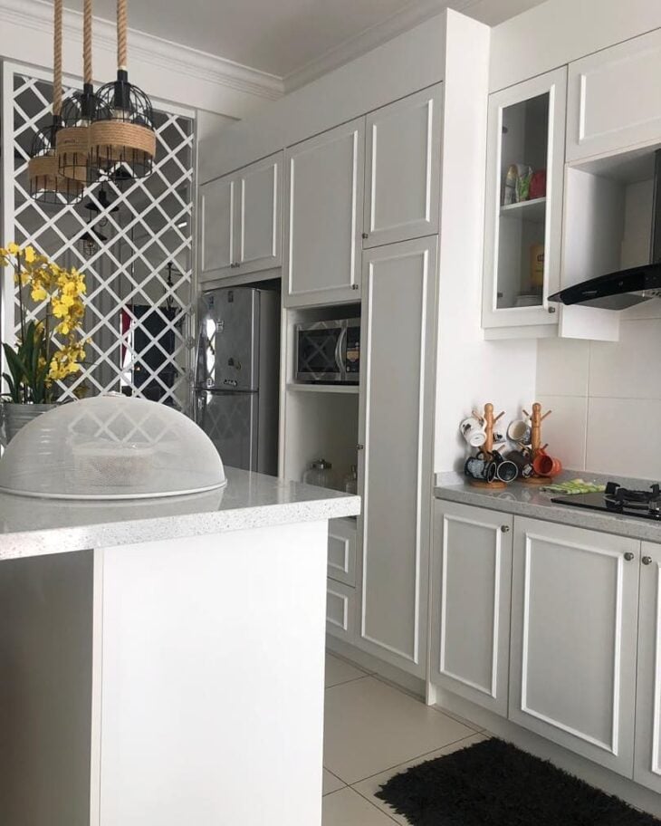 cozinha flor com armario embutido branco