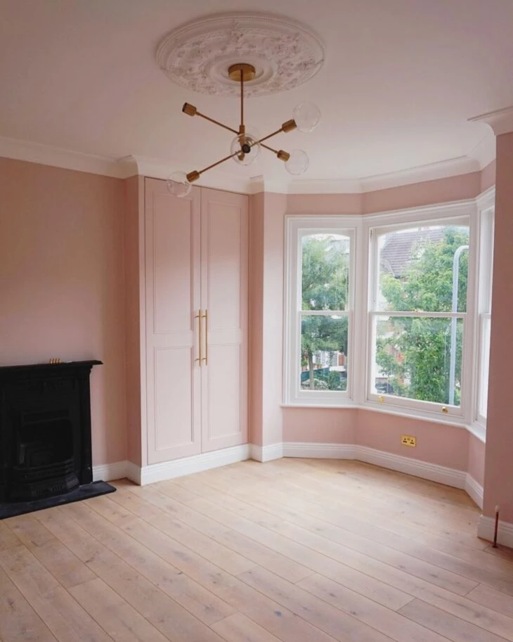 quarto com cor quartzo rosa armario