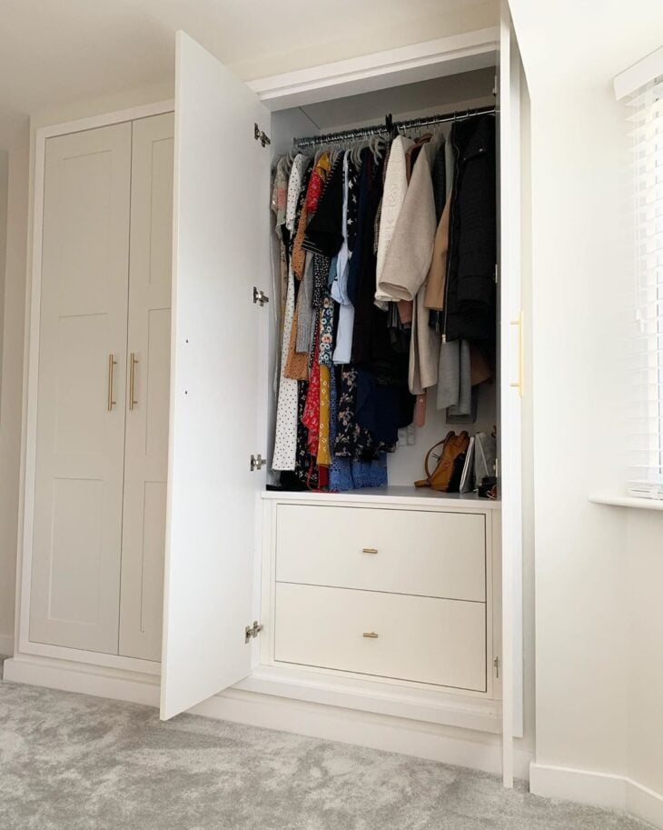 armario com porta aberta roupas penduradas