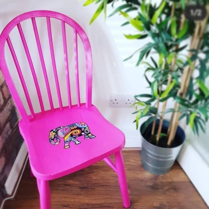 cadeira rosa com adesivo