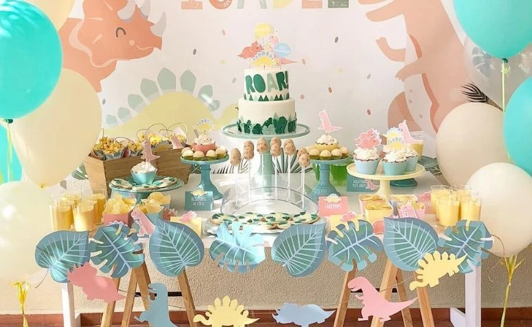 Pin de Flavia Maria em Bolos drip cake em 2023  Festa de aniversário  colorida, Bolo de verão, Festa simples aniversario