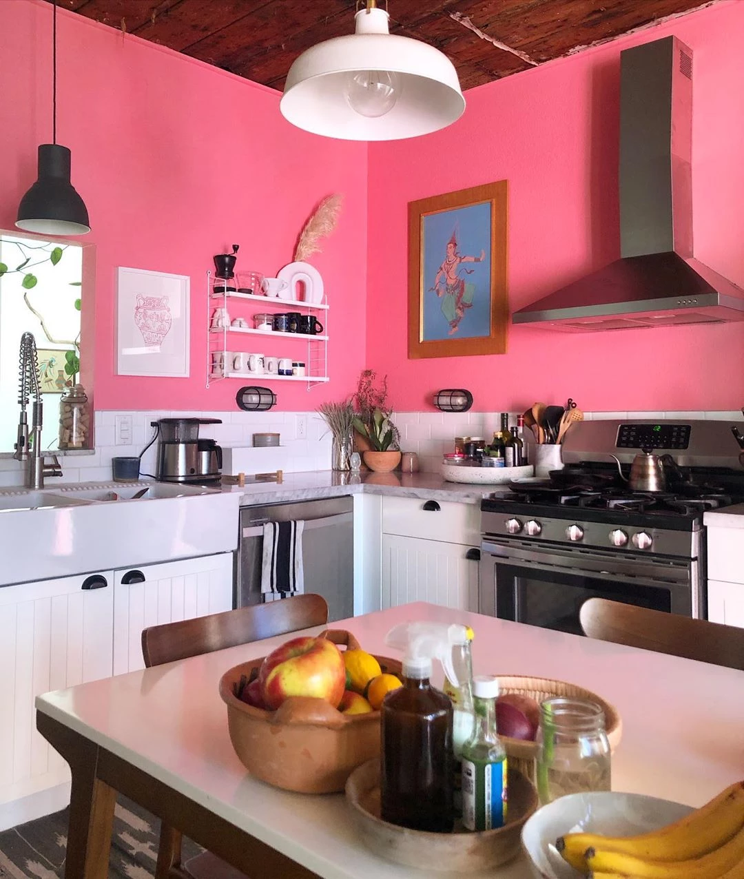 Iluminação em cozinha rosa e preto