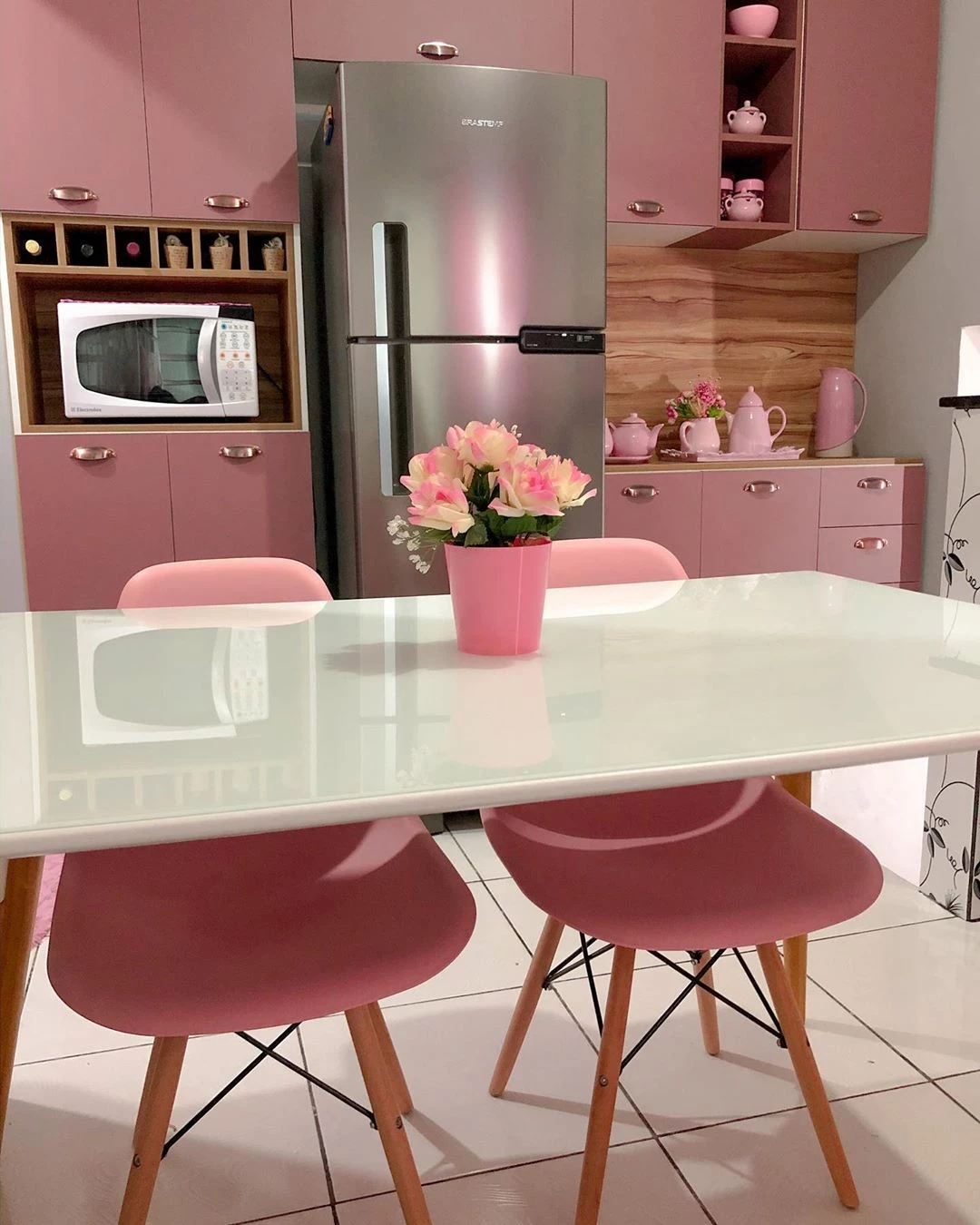 Cozinha rosa e preto com papel de parede