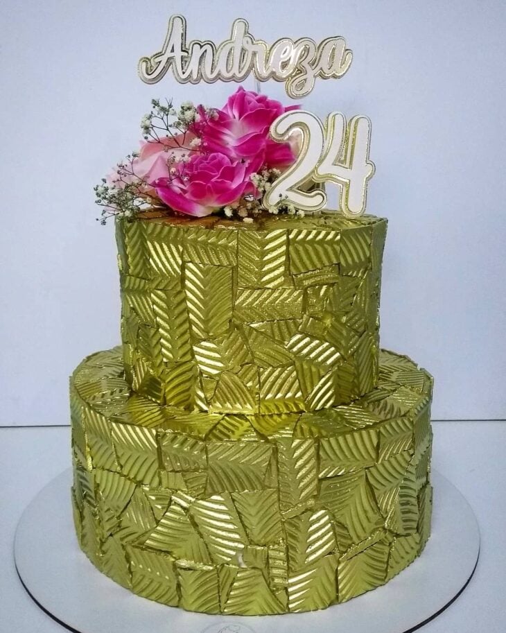 Foto de bolo dourado 24 - 27
