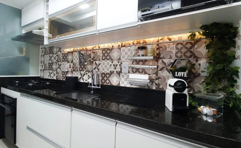 Adesivo de parede para cozinha: transforme seu lar sem quebradeira