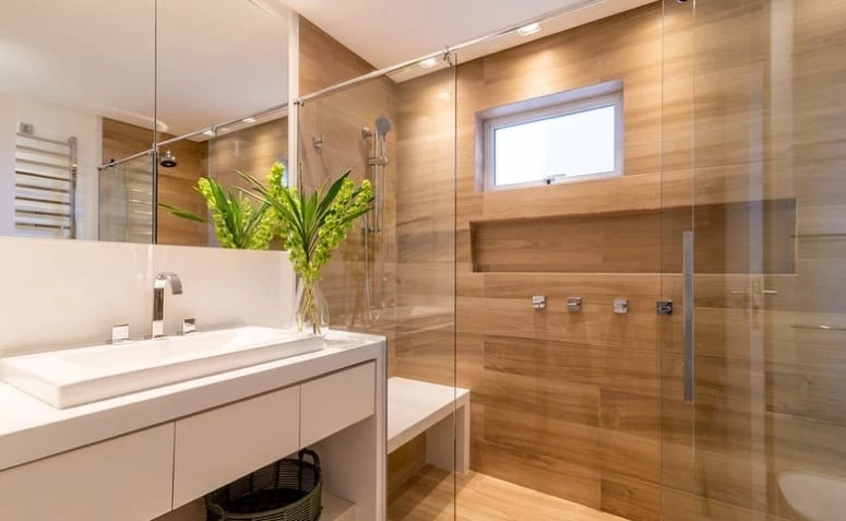 Banheiro amadeirado: 60 ideias para transformar seu espaço