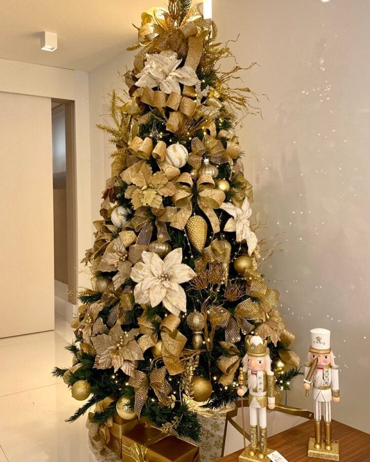 Árvore de Natal Decorada Dourada e Branco c/ Anja Branca 86cm