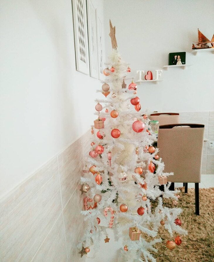 Árvore de Natal rose gold: 25 ideias elegantes  Árvore de natal rosa,  Arvore de natal rosa, Arvore de natal