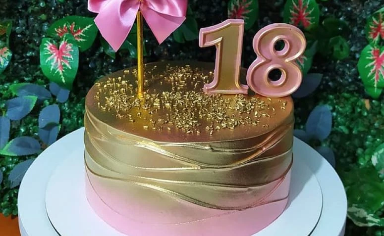 Bolo de 18 anos: modelos lindos e como fazer para celebrar a data  Bolo de  aniversário quadrado, Bolo lindo de aniversário, Bolo de aniversário rosa