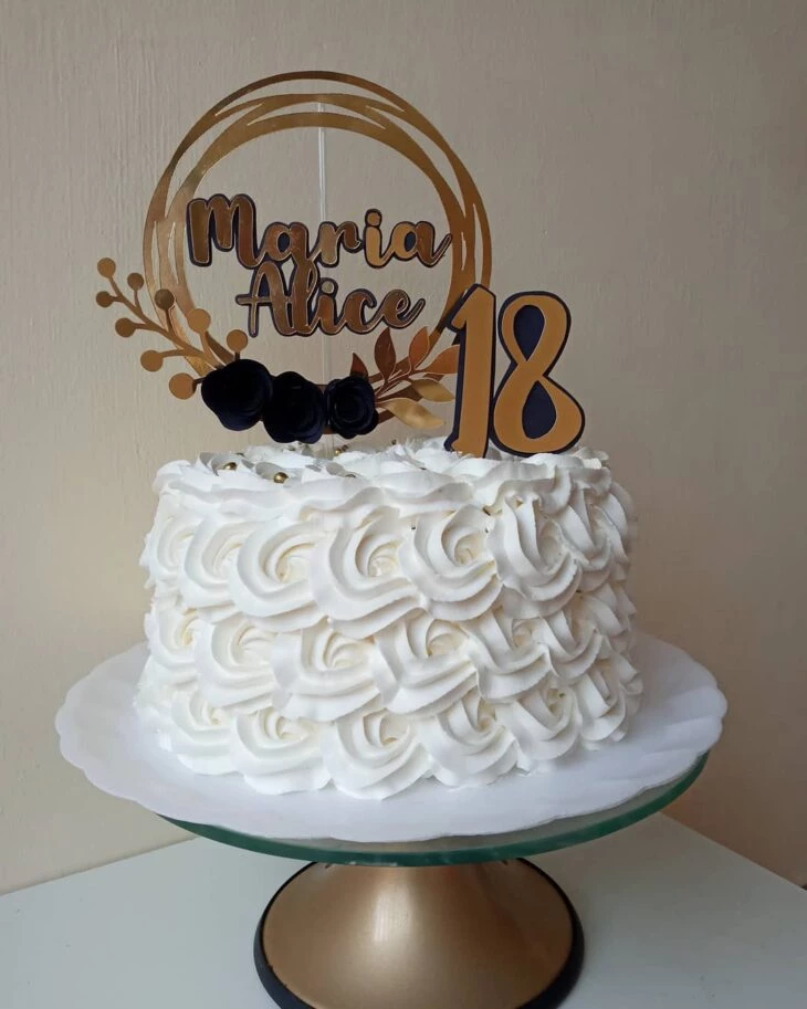 Modelos lindos de bolo de 18 anos e como fazer um para celebrar a data -  Tua Casa
