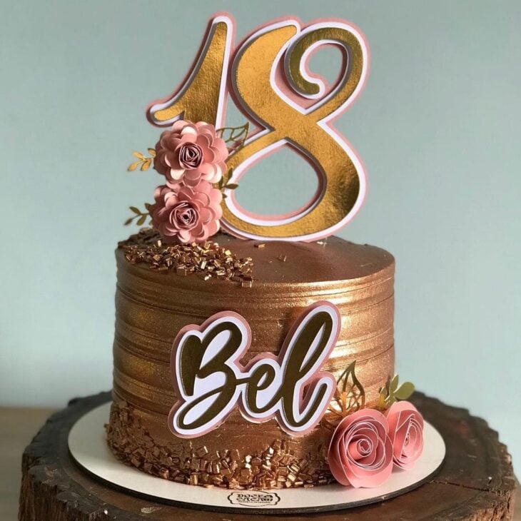 Bolo de 18 anos: modelos lindos e como fazer para celebrar a data  Bolos  decorados, Decoração do bolo de aniversário, Bolo lindo de aniversário