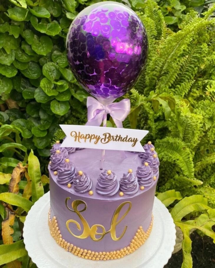 Decoração simples e delicada / bolo dia das mães ,detalhe em lilás com  glitter Roxo . 