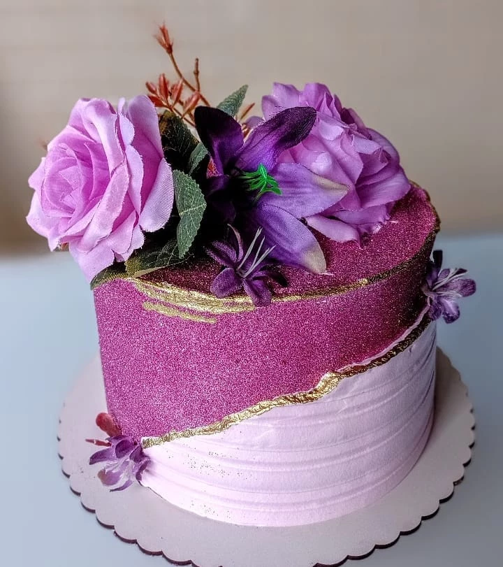 Como decorar bolo retangular feminino lilás com roxo 