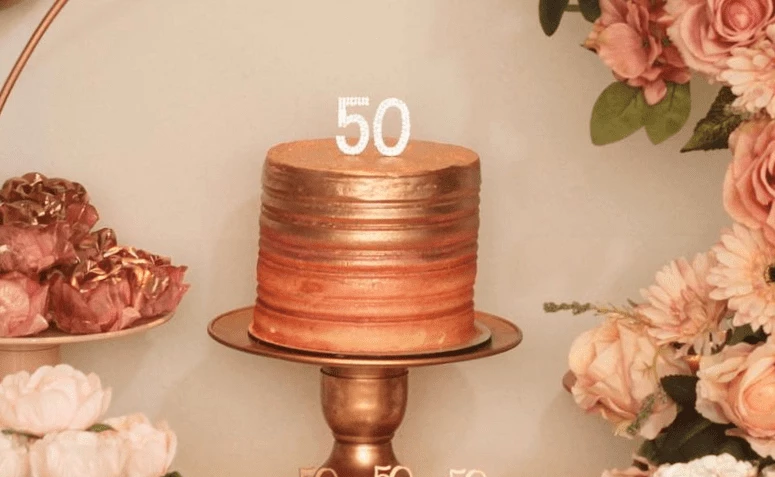 Bolo de Aniversário 50 anos - Chantilly Floral encomendas, orçamentos e…