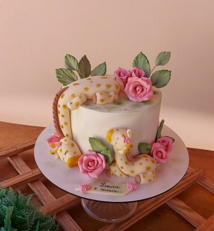 Foto de bolo com rosas 59 - 62