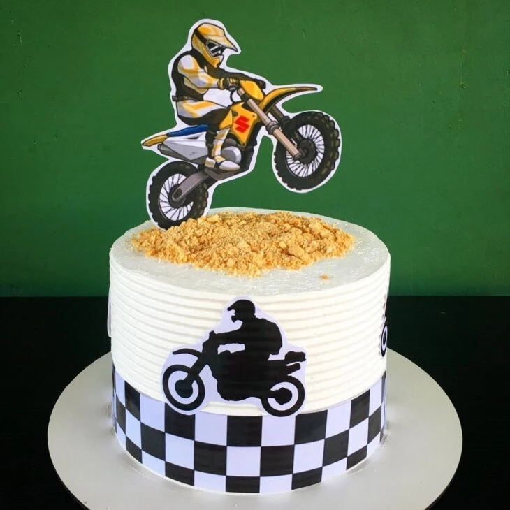 Bolo chantilly de motocross  Bolo motocross, Bolos decorados festa junina,  Belos bolos de aniversário