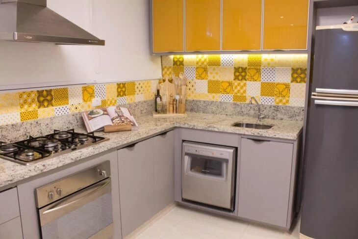 Foto de armario de cozinha amarelo 43 - 46