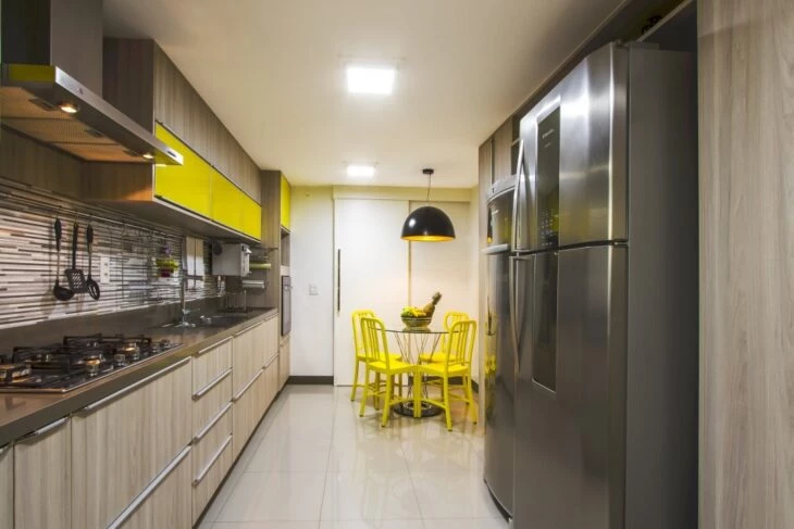 Foto de armario de cozinha amarelo 65 - 68