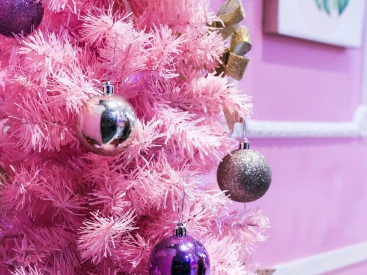 Árvore de Natal rosa: 65 fotos para dar um novo tom na decoração