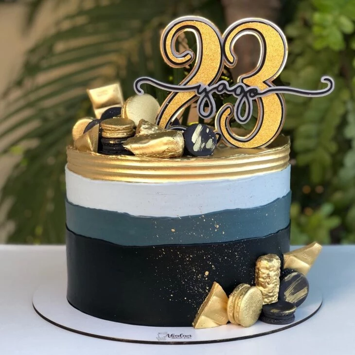 Foto de bolo preto e dourado 28 - 31