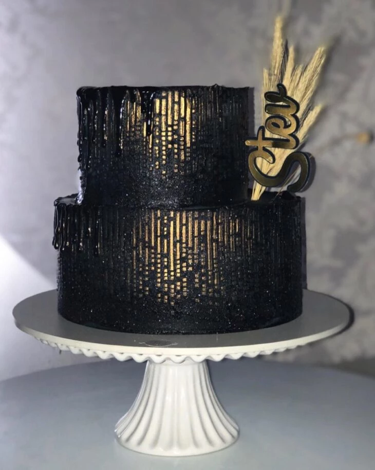 Foto de bolo preto e dourado 39 - 42