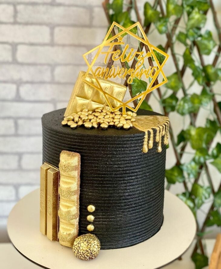 Foto de bolo preto e dourado 5 - 8