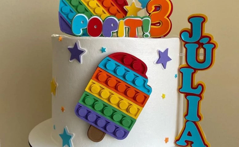 30 modelos de bolo Pop It para entrar na tendência supercolorida