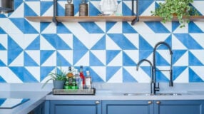 30 ambientes com revestimento azul para decorar com essa cor