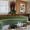 50 ambientes com sofá curvo que vão inspirar sua decoração