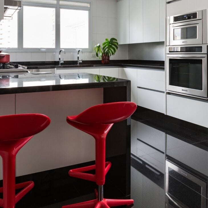 Foto de cozinha vermelha e preta 11 - 11