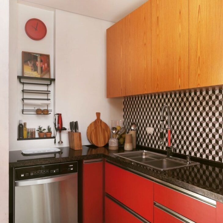 Foto de cozinha vermelha e preta 17 - 17