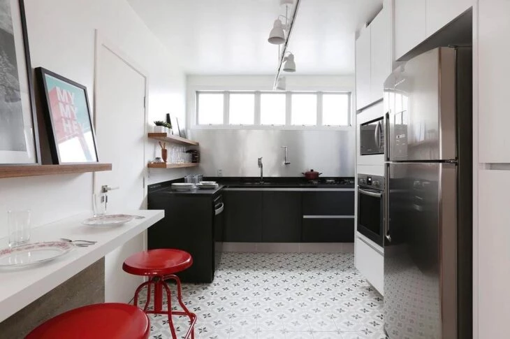 Foto de cozinha vermelha e preta 20 - 20