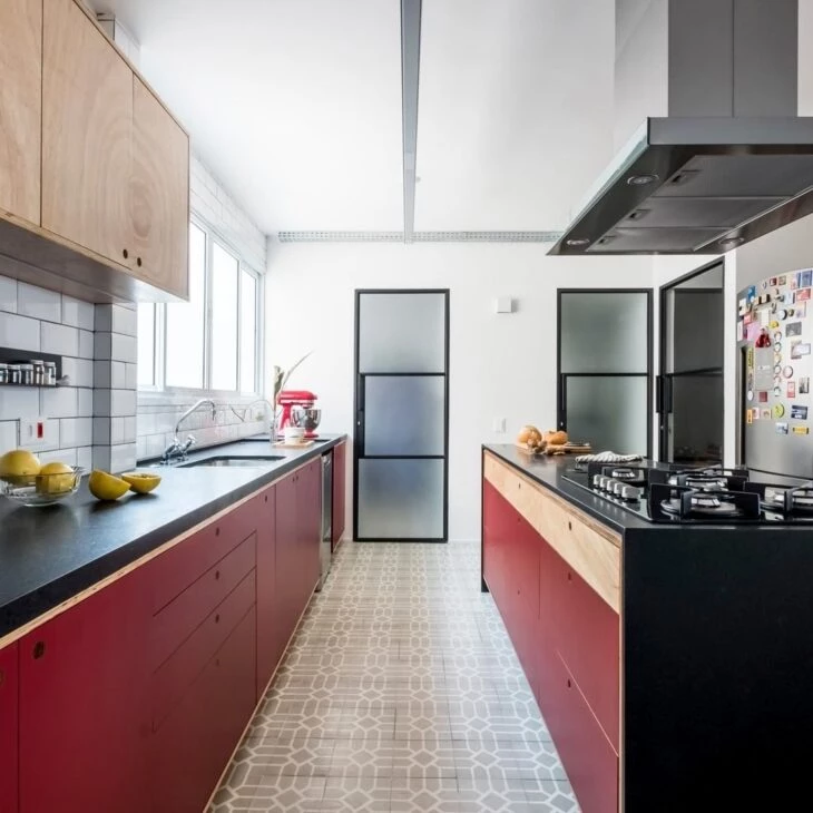 Foto de cozinha vermelha e preta 3 - 3