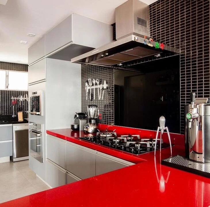 Foto de cozinha vermelha e preta 5 - 5