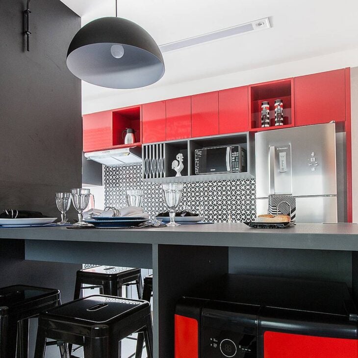 Foto de cozinha vermelha e preta 7 - 7