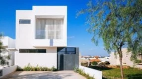 35 projetos de fachadas de casas simples com varanda para ter um lugar para armar sua rede