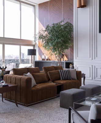 Arquiteta une o clássico e o moderno para decorar apartamento de 343 m²
