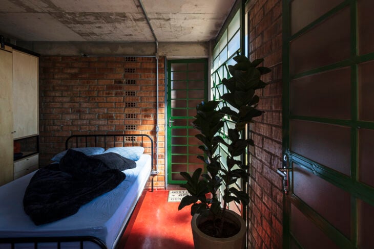 casa em favela tem assentamento de tijolos na horizontal, para melhor climatização