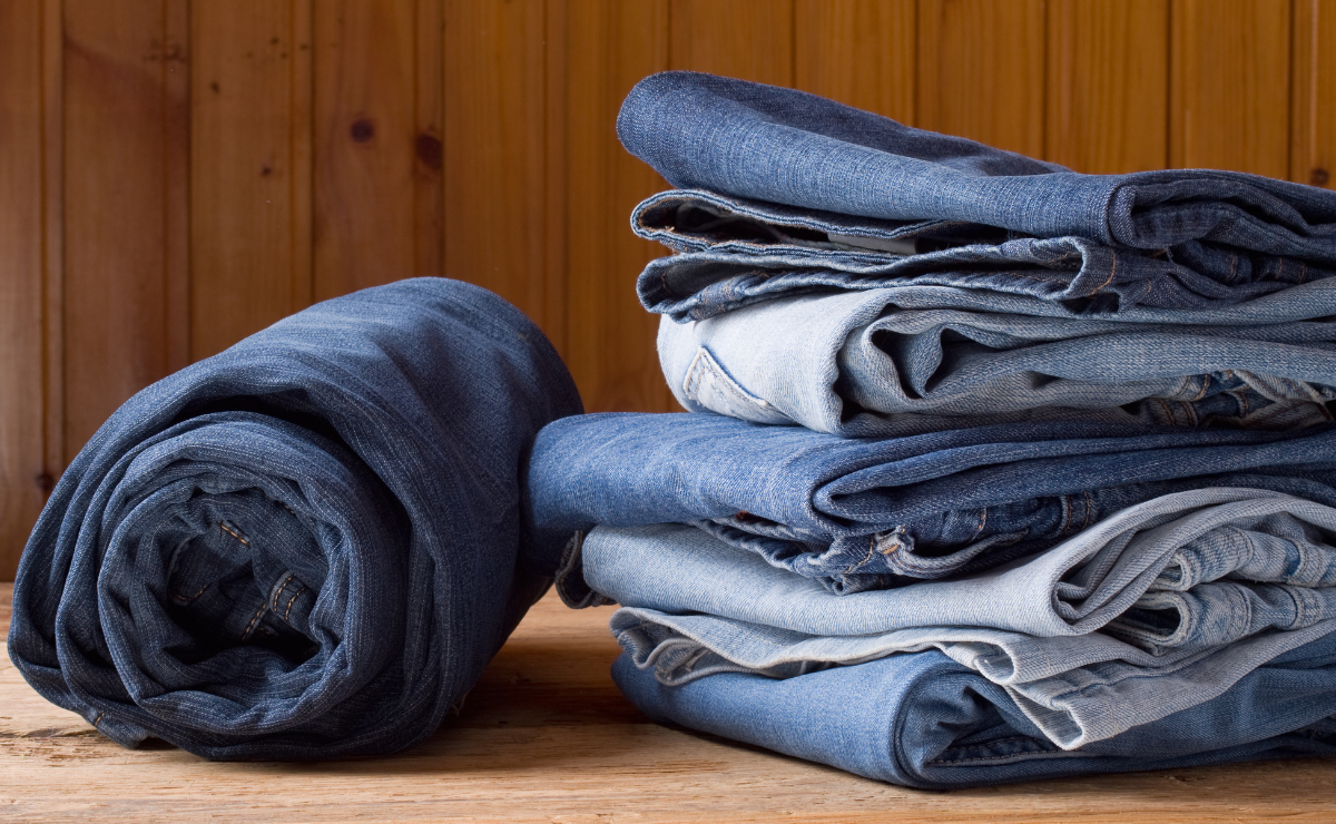 Aprenda como dobrar calça jeans e organize o seu guarda-roupa